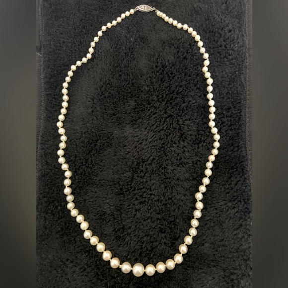 Grandma’s tapered pearls - Picture 1 of 4